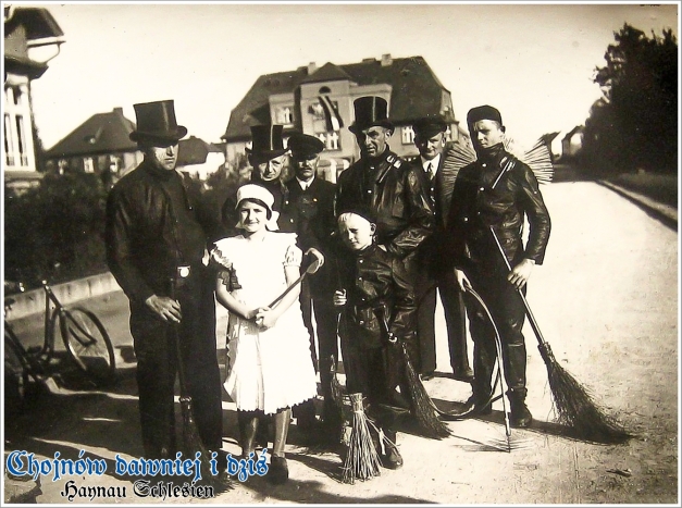 Kominiarze z Chojnowa. Grupa stoi na ul. Kilińskiego przy domu nr 15. 1939