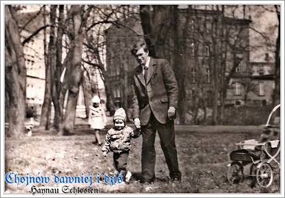 Rodzinny spacer w małym parku - rok 1972