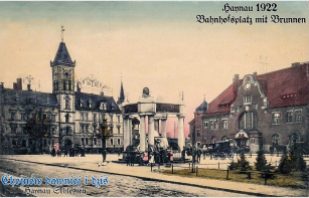 Haynau Bahnhofsplatz mit Brunnen Color gelaufen 1922